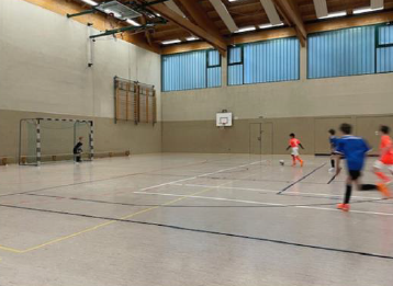 Kinder höhren dem Trainer zu